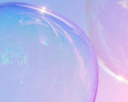 Zwei schwebende Seifenblasen