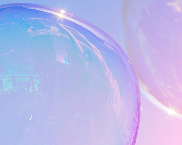 Zwei schwebende Seifenblasen